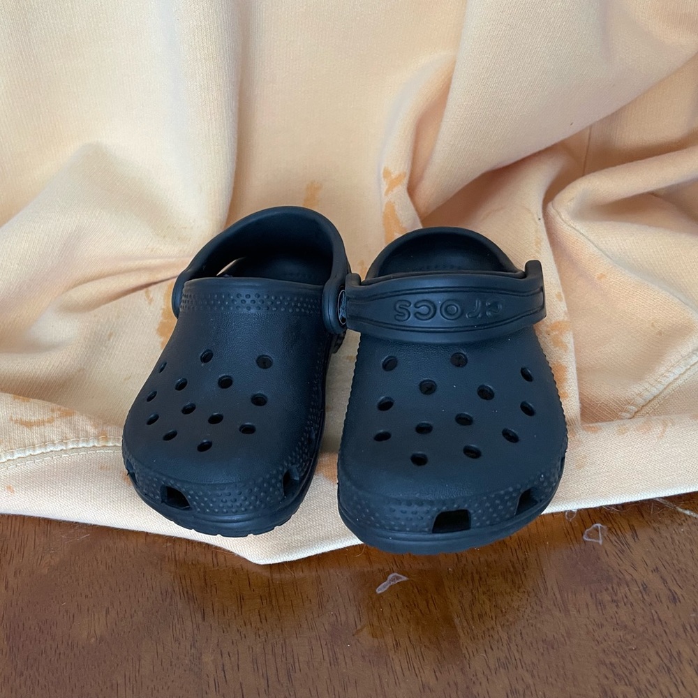 Size 6c toddler crocs in excellent condition